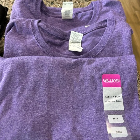 NWT Gilden/Canvas-Bella T-Shirts - Picture 4 of 6